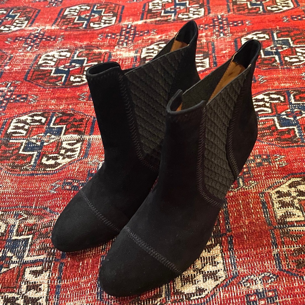 L’Amour does Pieds black booties